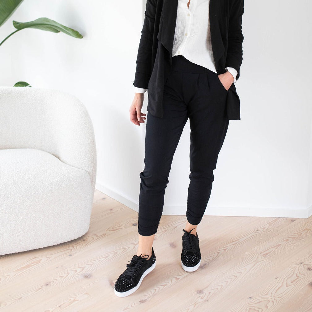 Black Sweatpants with Sneakers Outfits For Women (30 ideas & outfits)