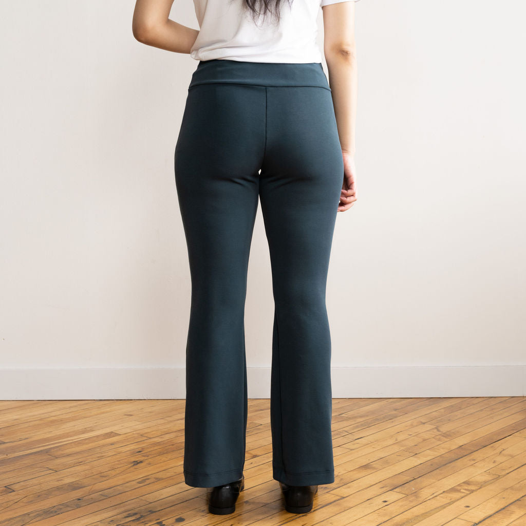31 FeatherFit™ Ultra-High-Waisted Curved Seam Flared Leggings